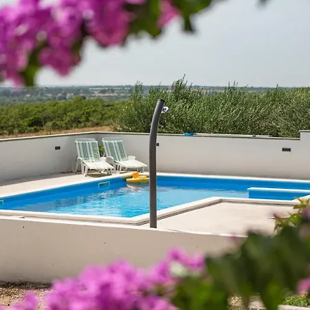Five-bedroom Holiday In Nadin