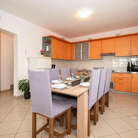 Дом отдыха Five-bedroom Holiday In Nadin