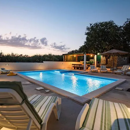 Five-bedroom Holiday In * Nadin