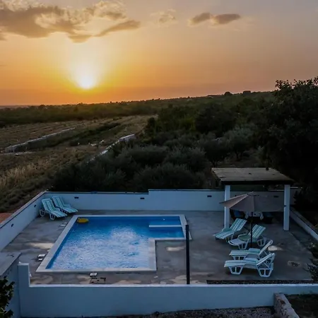 Five-bedroom Holiday In * Nadin