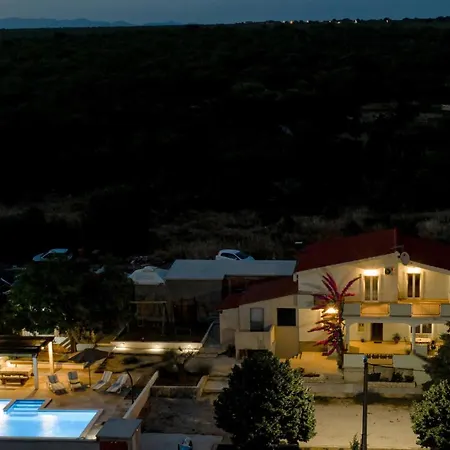 Five-bedroom Holiday In * Nadin