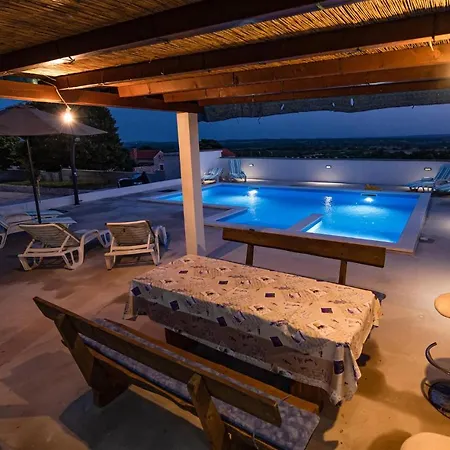 Дом отдыха Five-bedroom Holiday In Nadin