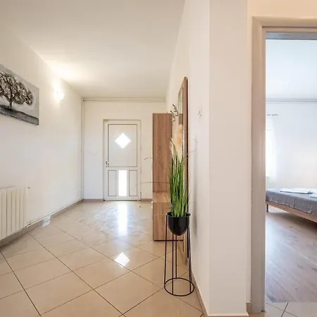 Five-bedroom Holiday In Nadin