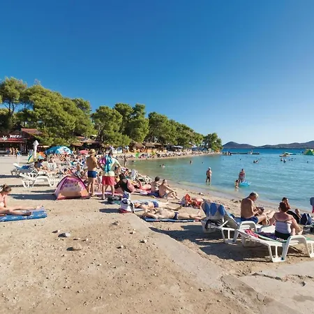 Five-bedroom Holiday In Nadin